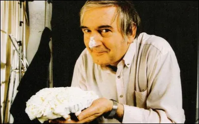 Quel est le surnom de Noël Godin qui s'est rendu célèbre pour ses jets de tarte à la crème sur de nombreuses personnalités ?