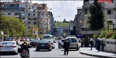 En quatre lettres, cette grande ville de Syrie, carrefour de communications, située dans une plaine fertile : la voyelle est un ...