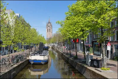 En cinq lettres, ville des Pays-Bas, connue pour ses canaux et pour la faïence bleue et blanche peinte à la main qui porte son nom : la voyelle est un ...