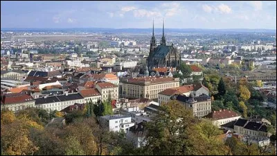 En quatre lettres, ville de république tchèque, capitale de la Moravie : la voyelle est un ...