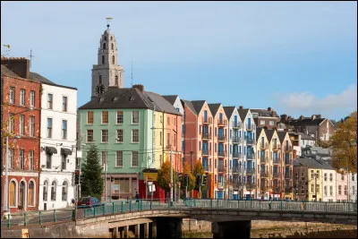 En quatre lettres, cette ville d'Irlande est l'un des principaux ports du pays : la voyelle est un ...
