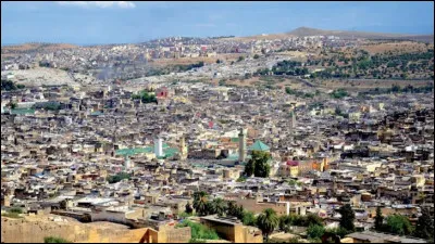 En trois lettres, cette grande ville du nord-est du Maroc est souvent considérée comme la capitale culturelle du pays : la voyelle est un ...