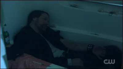 De quoi Mustang (membre des South Side Serpent), est-il décédé dans la saison 1 ?