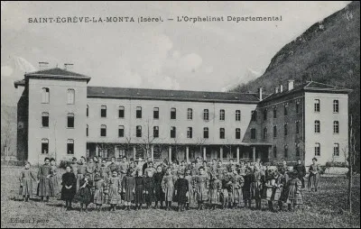 Il n'a pas eu une enfance facile. Agrandissez la photo et dites-moi pourquoi.