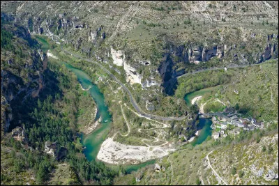 Il possède une voix très originale pour un enfant, et ce en raison du fait qu'outre la variété, il pratique le Khöömei, un chant traditionnel sibérien et mongol lié aux rites chamaniques. Que peut-on dire de ce chant, et donc de sa voix ?