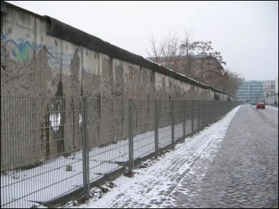 Quelle est la capitale qui a été coupée par un mur durant la guerre froide ?