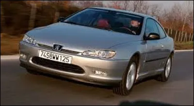 Comment s'appelle cette voiture des années 90 ?