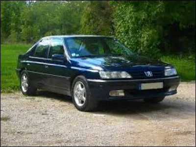 Comment se nomme cette voiture des années 90 ?