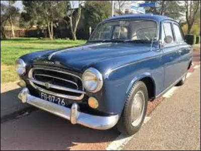 Comment s'appelle cette voiture des années 50 ?
