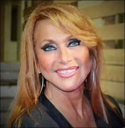 Qui est cette Julie, chanteuse née à Douera ?