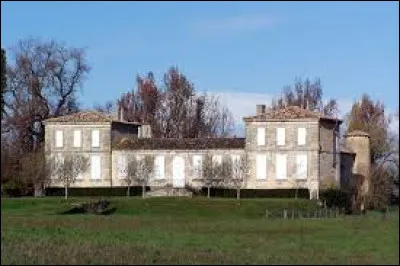 Voici le ch&acirc;teau de Labescau. Village de Nouvelle-Aquitaine, qui a la particularit&eacute; de ne pas poss&eacute;der d'&eacute;glise, il se situe dans le d&eacute;partement ...