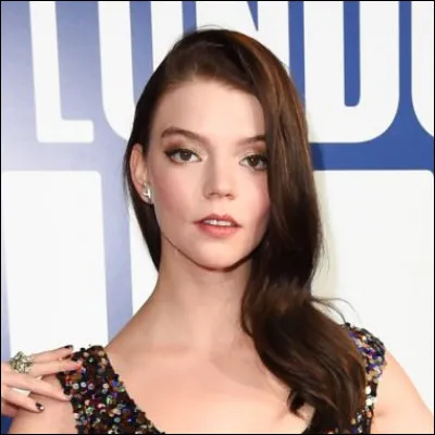 Qui est cette actrice, n&eacute;e en 1996, qui joue dans les films "Split" et dans "Le Secret des Marrowbone" ?