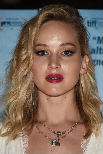 Qui est cette actrice, n&eacute;e en 1990, qui a jou&eacute; dans les films de la saga "Hunger Games" et dans "Red Sparrow" ?