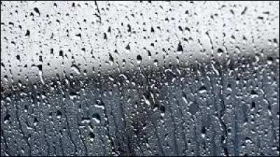 Lorsqu'il pleut en plein jour, il faut allumer obligatoirement ses feux de croisement.