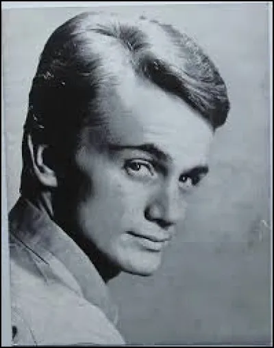 ''Si j'avais un marteau'' chantait Claude François. Dans quelle corporation envoie-t-on les apprentis crédules chercher le ''marteau à bomber le verre'' ?