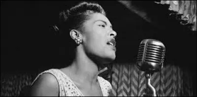 Une voix terriblement poignante, une vie qui ne le fut pas moins. Un surnom [?] et un titre [?] qui sont à eux seuls la mémoire d'un jazz profondément noir... Qui était celle chantait aussi Piaf, si proche par les souffrances ?