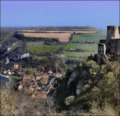Cette sous-préfecture de 8000 habitants du département de l'Eure, située en bordure de la Seine, au pied de la forteresse de Château-Gaillard, c'est ...