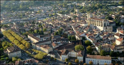 Condom, petite ville de 6500 habitants arrosée par la Baïse, est une sous-préfecture du ...