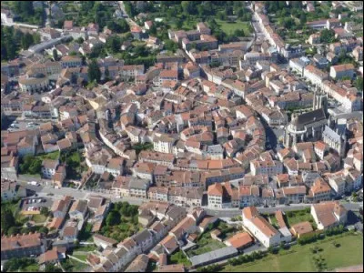 Ambert, petite ville de 6700 habitants arrosée par la Dore, est une sous-préfecture ...