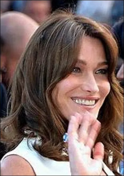 Quelles sont les 2 nationalités de l'auteur-compositeur-interprète Carla Bruni-Sarkozy ?