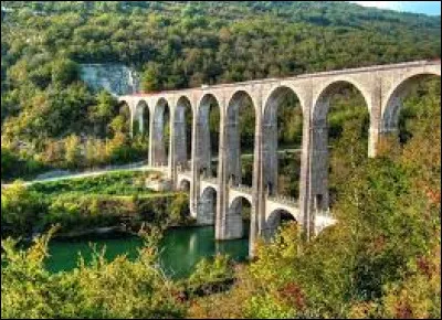 Le viaduc de Cize-Bolozon est un pont ferroviaire et routier qui se situe dans la région Auvergne-Rhône-Alpes.
