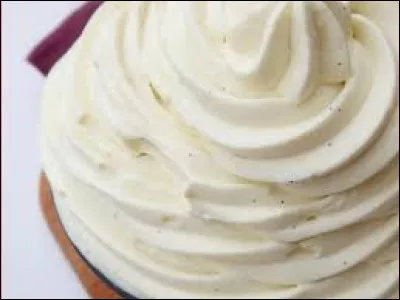 La crème diplomate est le résultat d'un mélange de crème pâtissière, de crème fouettée et de gélatine.