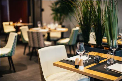 Quel restaurant de Saint-Paul-de-Vence dans les Alpes-Maritimes est marqué par l'idylle entre Simone Signoret et Yves Montand ?