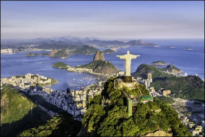 Dans quel pays se trouve le Corcovado ainsi qu'une statue géante nommée ''Christ Rédempteur'' ?