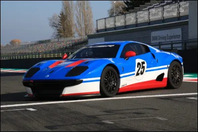 Certains connaissent ce constructeur pour ses voiturettes sans permis, d'autres pour son palmarès sportif. Cette sportive française est inspirée d'un ancien modèle sportif. Quel est son nom ?