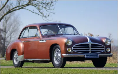 Continuons avec ces voitures de luxes françaises d'après-guerre qui ont sombré dans la décennie qui a suivi. Ce coupé luxueux a été produit par l'un des premiers constructeurs automobiles français. Quel est-il ?