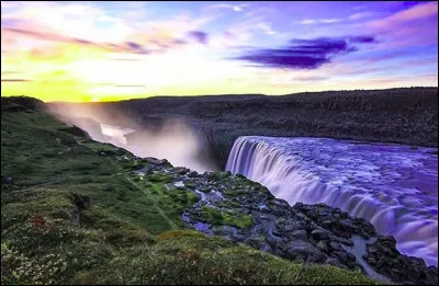 Je ne sais quel dieu géant a tiré la chasse, mais ça dégage, au pays des elfes ! Où sommes-nous ?