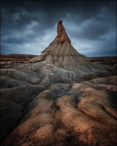 Des siècles durant, ce royame [lequel ?] fut rattaché à un autre [lequel ?], beaucoup plus grand. Où se trouve ces paysages très cinégéniques ?