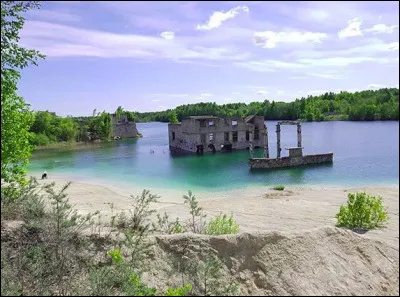 C'est une prison abandonnée, quelque part à l'est... Mais sur quel continent ?