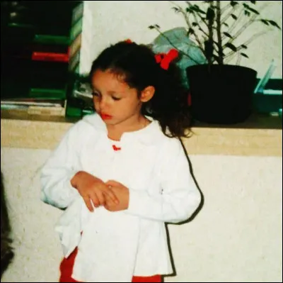 Par qui a été élevée Nabilla ?