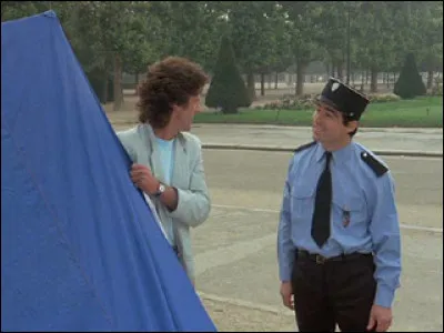 Où Bébel voulait-il camper en posant sa tente alors qu'un flic lui dit 《 C'est interdit !》 ?