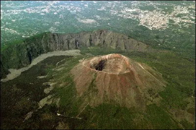 Quel volcan italien est à l'origine de la destruction et de l'ensevelissement de Pompéi en l'an 79 ?