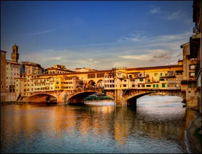 Dans quelle ville pouvez-vous traverser le Ponte Vecchio, haut lieu touristique dont il est un des emblèmes ?