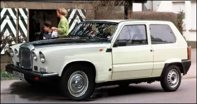 Lorsque vous avez une petite voiture, si vous voulez un moteur plus puissant, il faut rallonger le capot... dont acte ! Comment pourrait-on appeler ce modèle ?