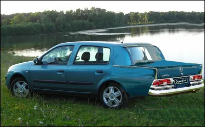 Le problème avec les citadines, c'est qu'elles manquent de coffre... Donc, on a fait ce qu'il fallait ! D'avant en arrière, quel est cet hybride ?