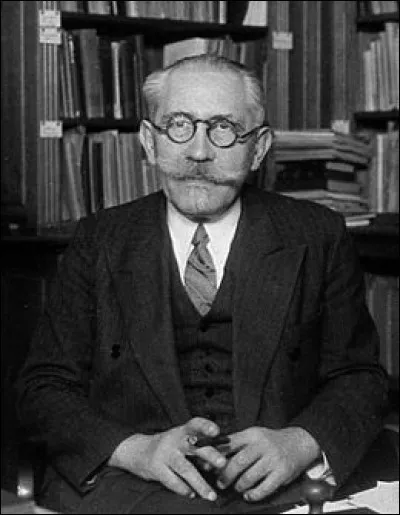 Ce physicien, philosophe des sciences, connu notamment pour sa théorie du magnétisme, sa théorie du mouvement brownien, l'invention du sonar, l'introduction de la théorie de la relativité d'Albert Einstein en France, sa contribution au plan de réforme de l'enseignement à la Libération, c'est ... Langevin.