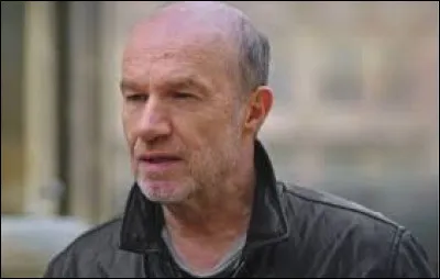 Comment s'appelle l'homme, que Léo croit coupable de plusieurs crimes auprès d'adolescents, qui vient de sortir de prison ?