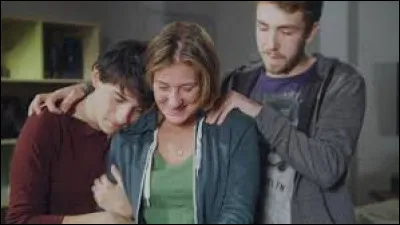 Qui écrit les cartes postales à Laetitia ?