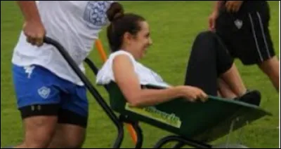 Que veut dire "avoir les fesses dans la brouette" ?