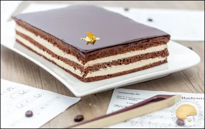 Quelle pâtisserie à base de chocolat apercevons-nous ici ?