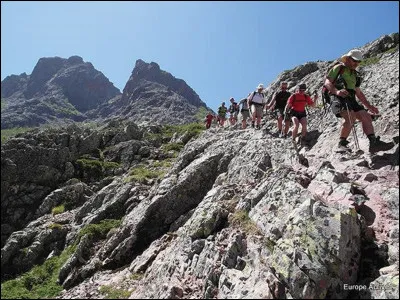 Quel sentier de grande randonnée traverse la Corse du nord au sud en passant par la chaîne de montagnes ?