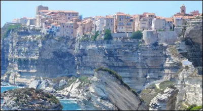 Quelle ville se trouve en haut de ces falaises ?