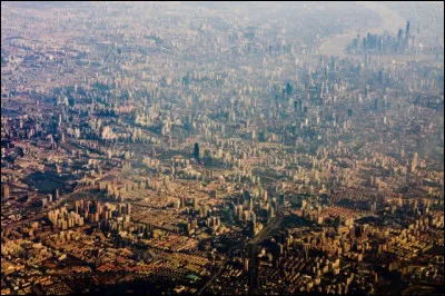 Décourageante cette vue. Avec + de 23 millions d'habitants, elle est une des plus grandes métropoles au monde. Pour faire face à un fort afflux de population et à une croissance économique rapide, la ville est la cible de vastes opérations de démolition/reconstruction. Le continuum urbain est ici vertigineux. Trouvez cette ville dont certains géographes estiment la population à 80 millions.