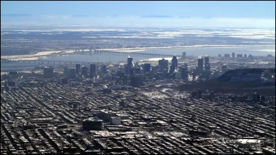 Métropole insulaire, on voit les ponts sur le fleuve Saint-Laurent et à droite, le Mont-Royal, où l'on skie en pleine ville. Elle est le siège de l'« Organisation de l'aviation civile internationale » et la demeure des fameux Canadiens de la LNH (Hockey).
Vous me ferez plaisir en trouvant le nom de cette ville qui est la locomotive économique du Qc et le lieu de beaucoup de festivals populaires.