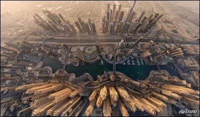 On voit ces immenses structures de gratte-ciel de métal tordu et de verre, ces vastes hôtels pouvant accueillir des milliers d'invités de marque dans la plus grande marina au monde.
Trouvez cette ville où l'on trouve les meilleurs exemples d'architecture néofuturiste, conçus par certains des meilleurs architectes. Galerie pour tous les genres d'architecture de l'extrême, c'est une ville à voir ?