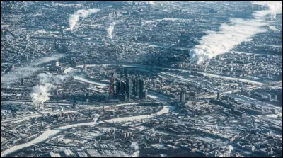 La capitale de ce grand pays voit 2 époques se côtoyer. Le centre d'affaires relativement récent et d'aspect plus touristique, ressort dans le paysage d'une ville marquée matériellement par la période industrielle. Le froid fait ressortir la vapeur des usines et révèle les courbes blanches de la rivière Moskova.
Quelle est cette cité qu'on surnomme parfois la « Troisième Rome » ?